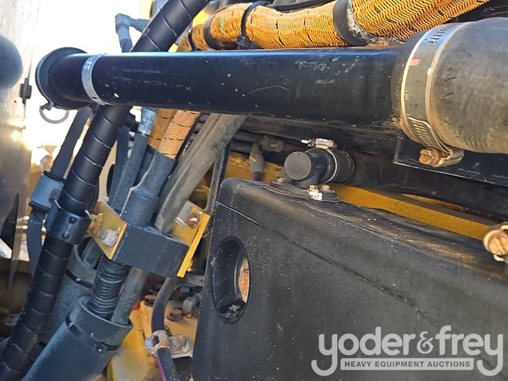 2016-caterpillar-120m2-image-203