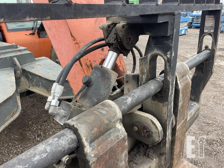 2011-jlg-g10-55a-image-11