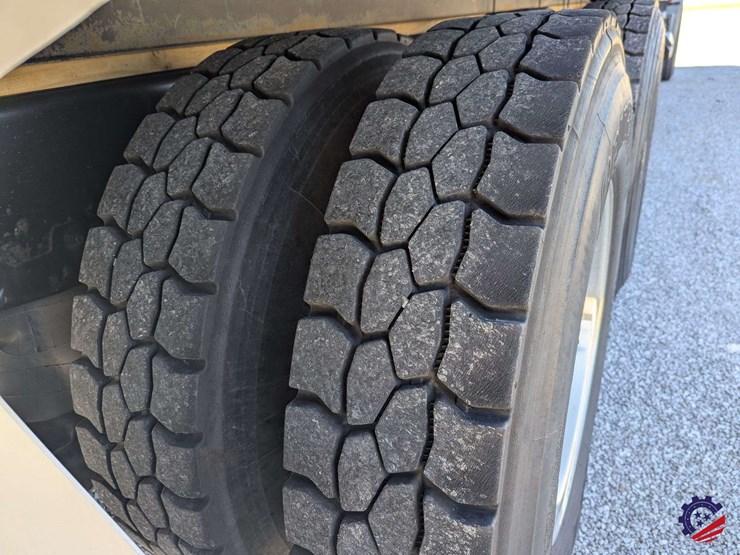 2016-mack-granite-gu713-image-17