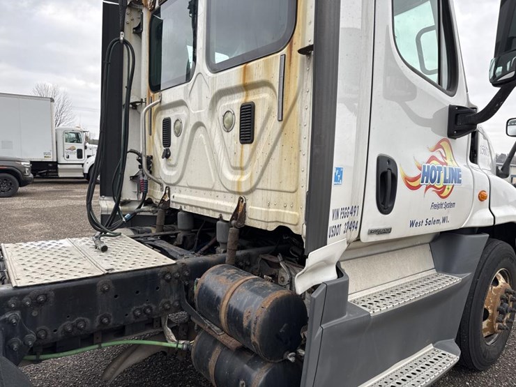 #1481-•-2015-freightliner-cascadia-day-cab-truck-tractor-image-21