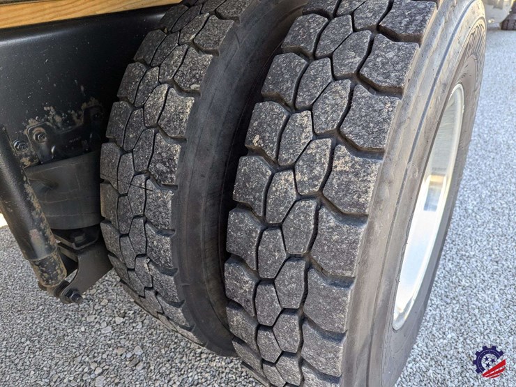 2016-mack-granite-gu713-image-18