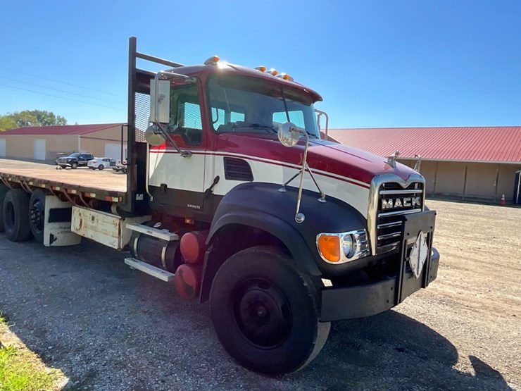 2007-mack-cv713-flatbed-w/-moffett-hookup-image-4