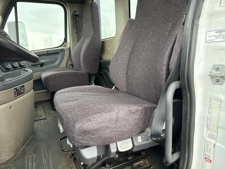 #1481-•-2015-freightliner-cascadia-day-cab-truck-tractor-image-31