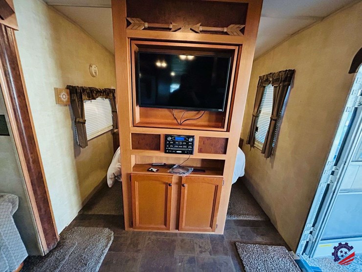 2011-keystone-hornet-platinum-31rbds-t/a-camper-trailer-image-63