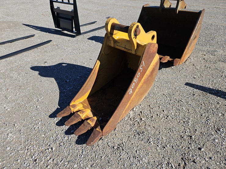 #205051-•-used-backhoe-bucket-image-1
