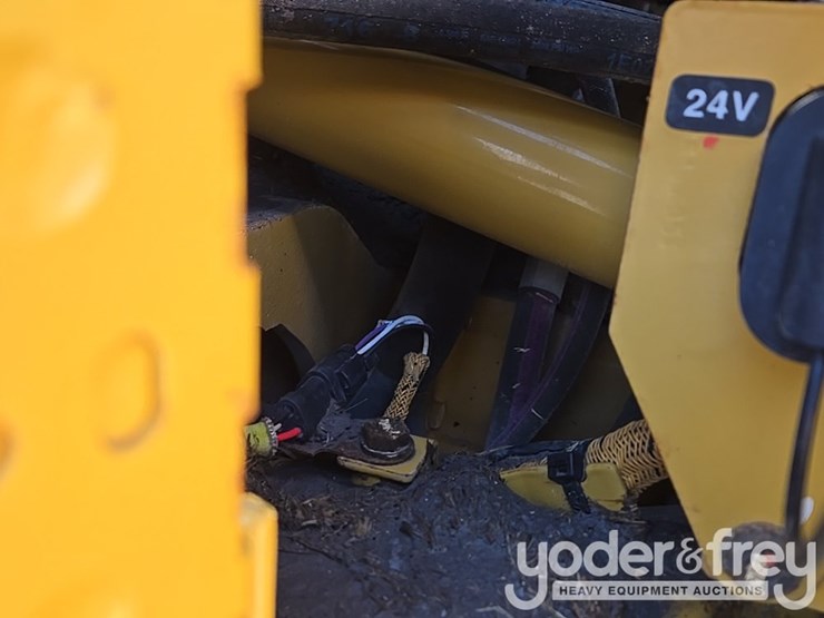 2016-caterpillar-120m2-image-168