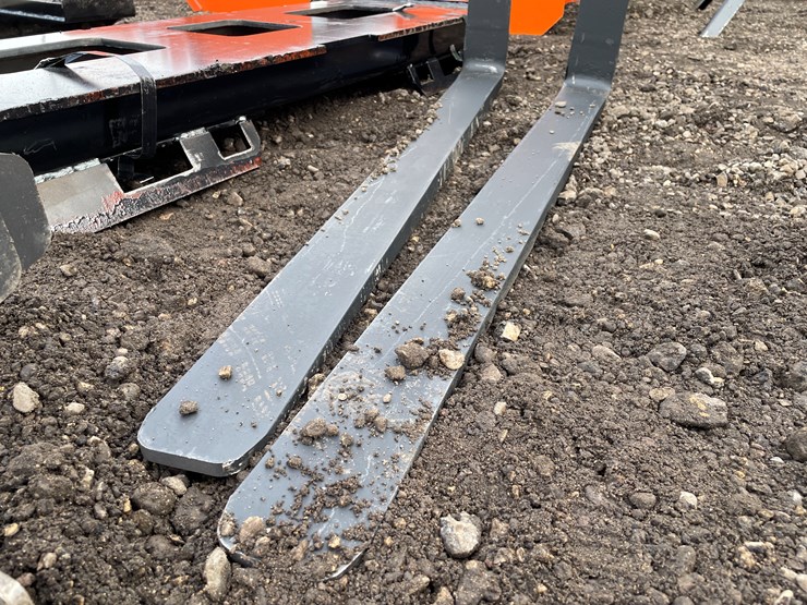 #1219-•-skidsteer-pallet-forks-image-2