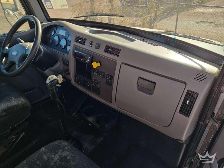 2015-peterbilt-348-image-17