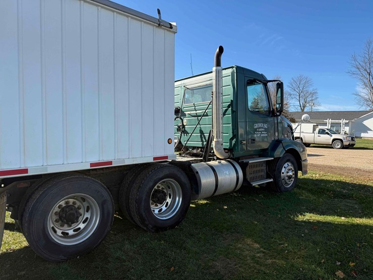 volvo-d13-semi-image-4