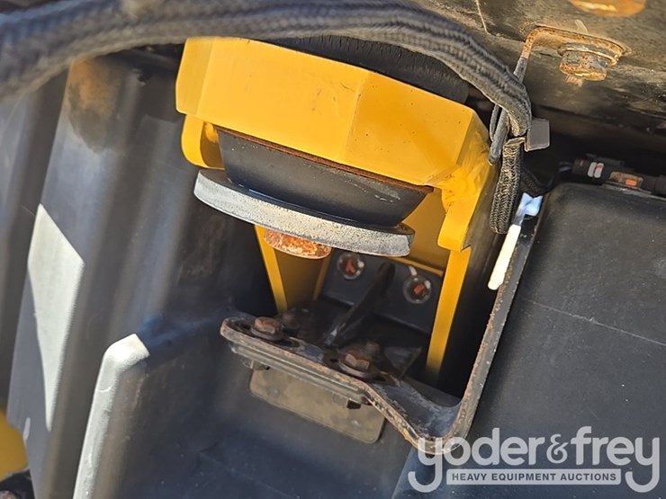 2016-caterpillar-120m2-image-94