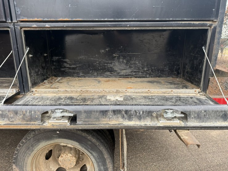 #1837-•-2011-ram-5500-4x4-flatbed-truck-image-19