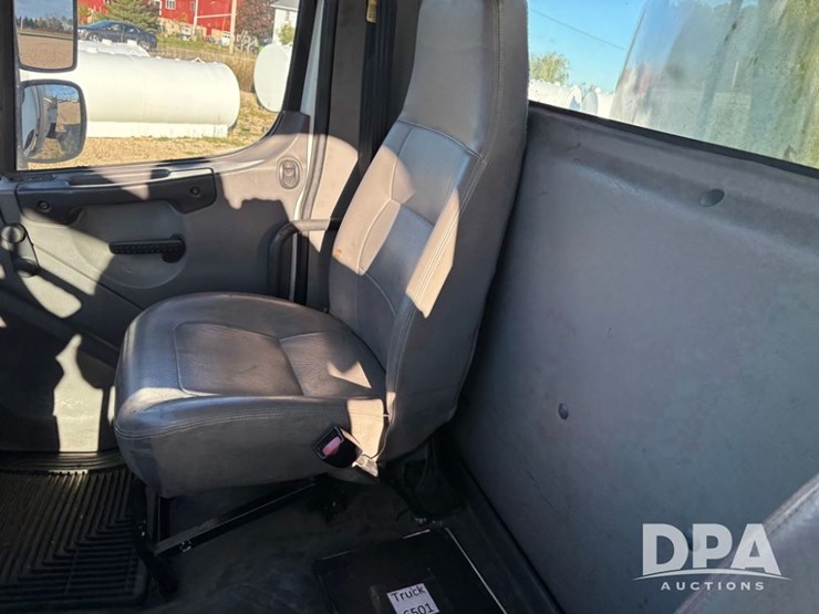 2005-freightliner-business-class-lp-bobtail-truck-(dr12590-unit-6501)-image-57