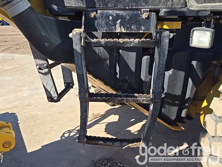 2016-caterpillar-120m2-image-212