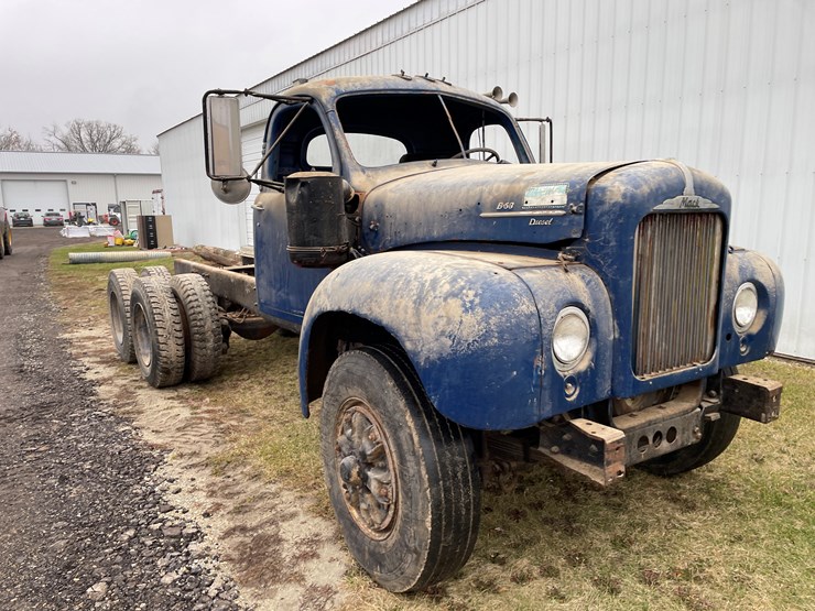 #1250-•-1963-mack-b53s-cab-and-chassis-(has-wi-title)-image-3