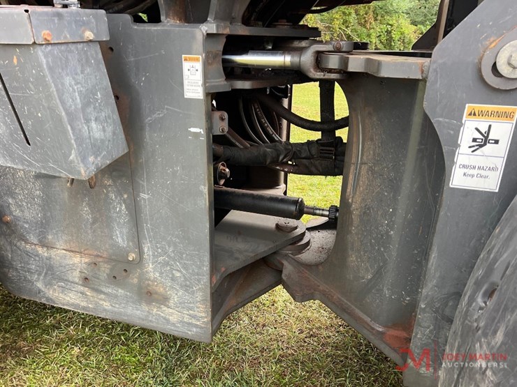 2019-case-621g-image-12