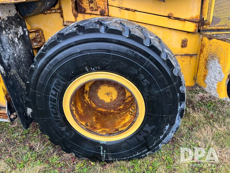 2017-deere-624k-image-39