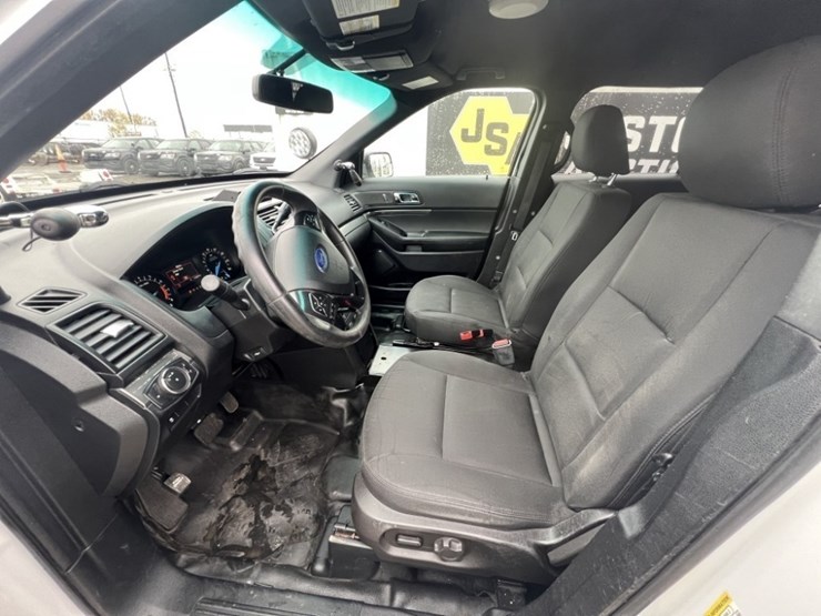 2018-ford-explorer-image-22