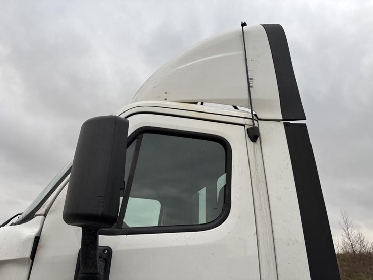 #1481-•-2015-freightliner-cascadia-day-cab-truck-tractor-image-11