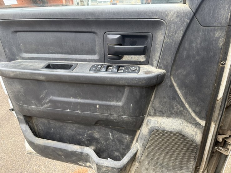 #1837-•-2011-ram-5500-4x4-flatbed-truck-image-45