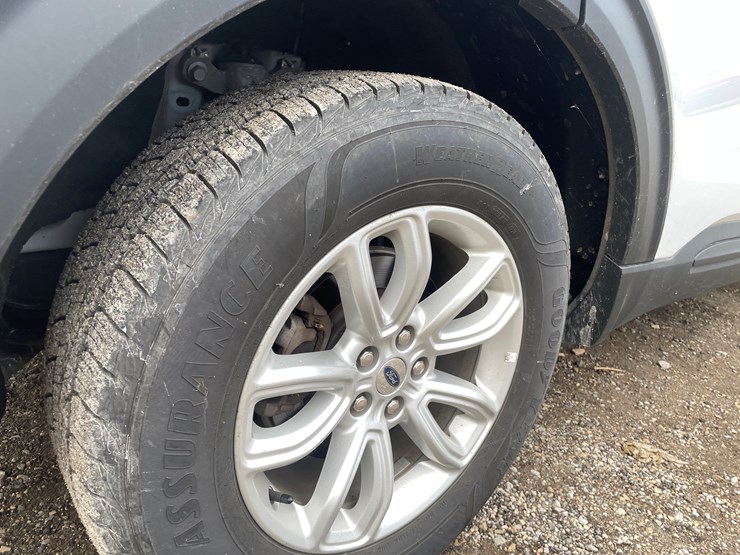 2021-ford-explorer-image-16