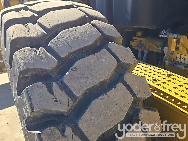 2016-caterpillar-120m2-image-23