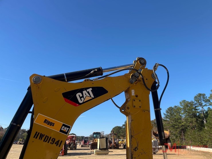 2017-caterpillar-420f-it-image-18