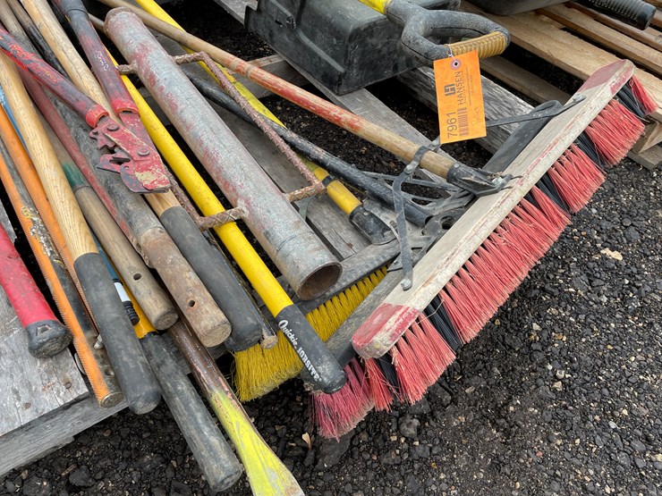 #7961-•-pallet-of-misc.-handed-yard-tools-image-7