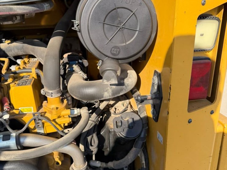 2022-caterpillar-279d3-image-32