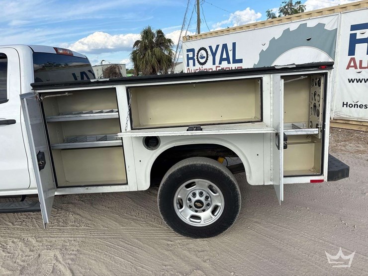 2018-chevrolet-3500-image-18