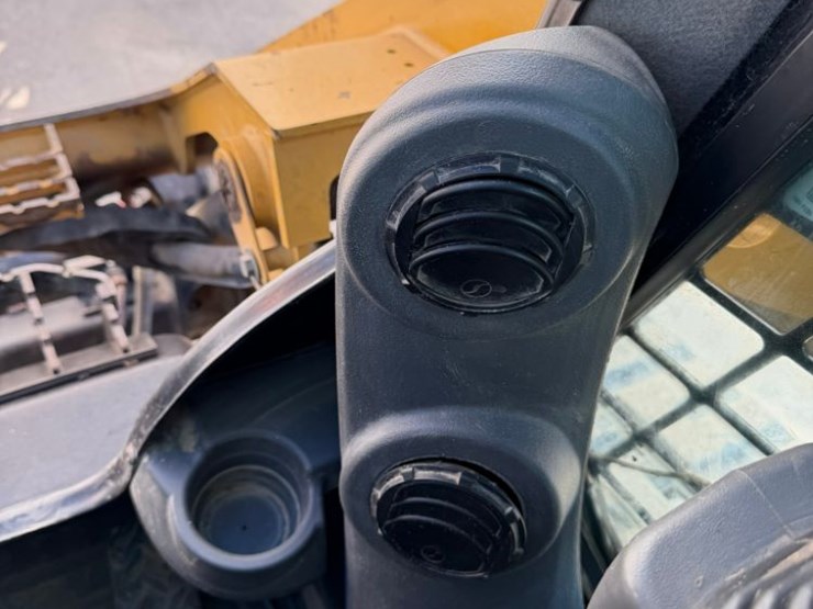 2022-caterpillar-279d3-image-74