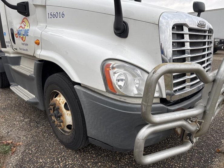 #1481-•-2015-freightliner-cascadia-day-cab-truck-tractor-image-17