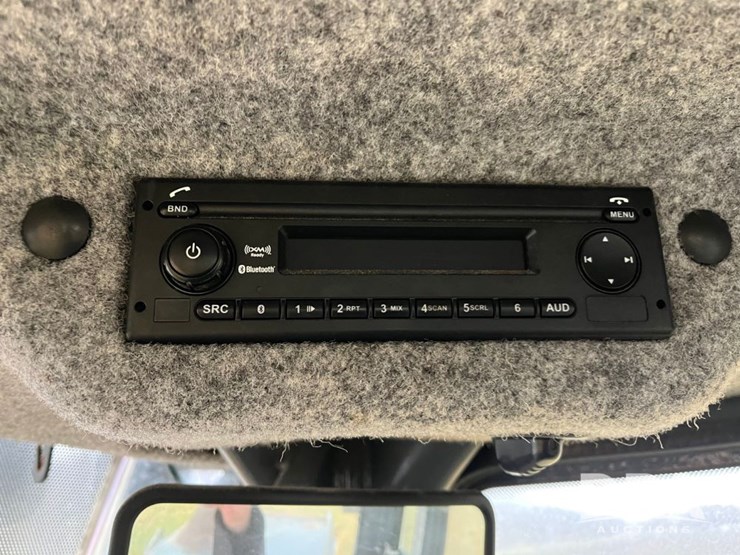 2017-deere-624k-image-53