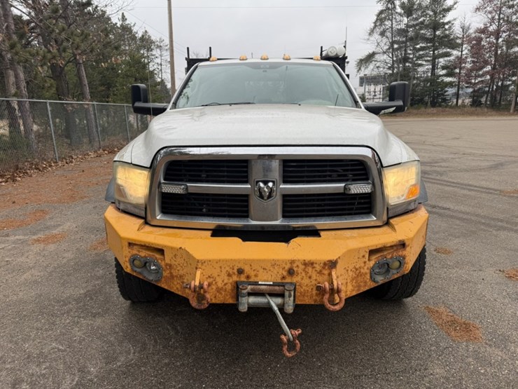 #1837-•-2011-ram-5500-4x4-flatbed-truck-image-9