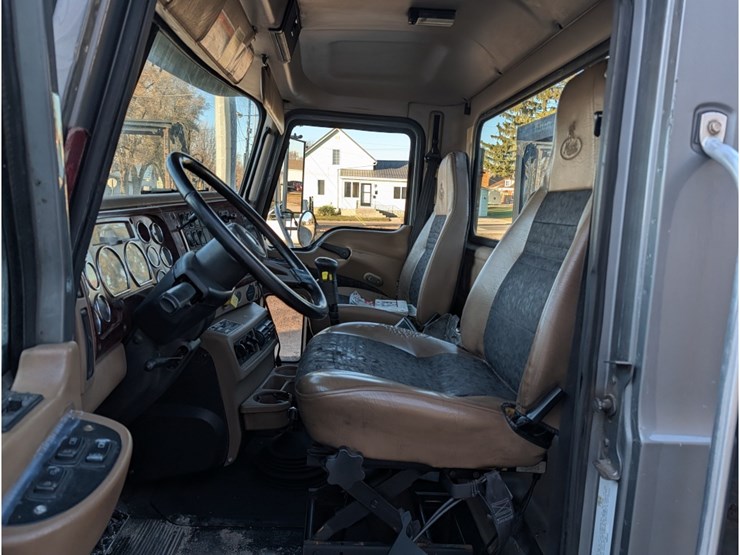 2006-mack-cv713-flatbed-image-19