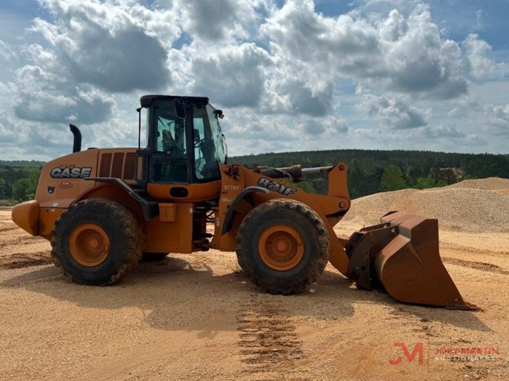 2012-case-821f-image-2