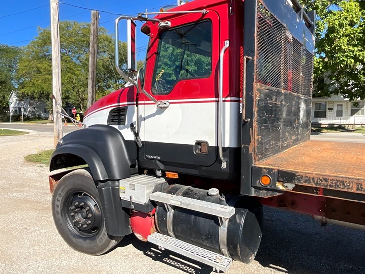 2007-mack-cv713-flatbed-w/-moffett-hookup-image-15