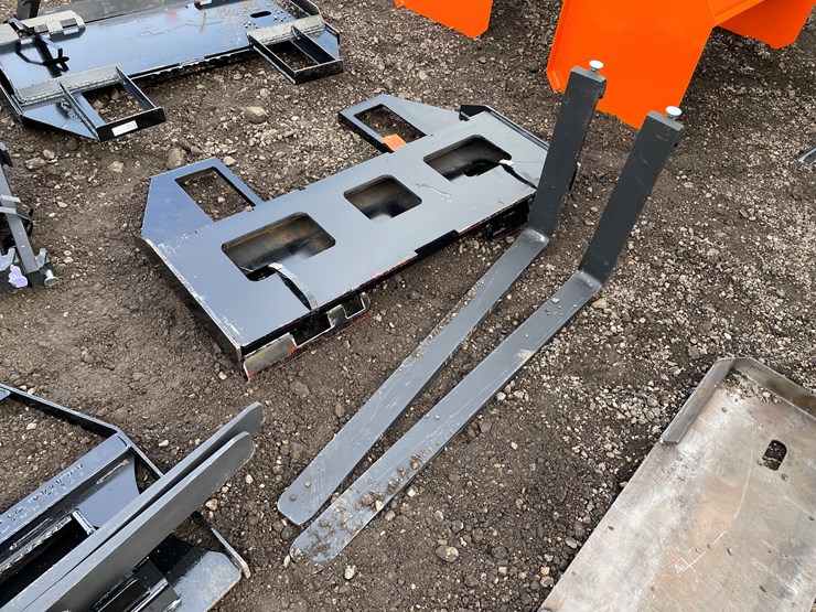#1219-•-skidsteer-pallet-forks-image-1