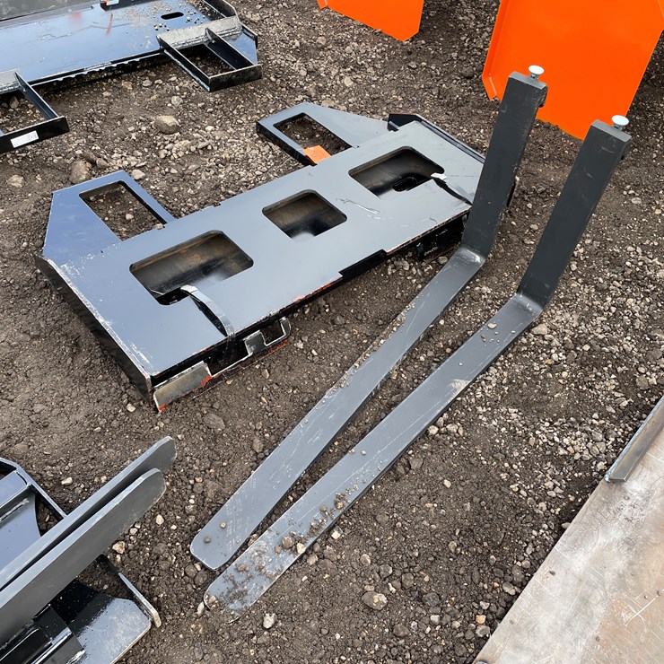 #1219 • Skidsteer Pallet Forks