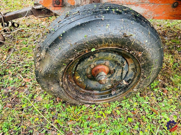 gravity-flow-grain-wagon-on-perfection-running-gear-image-13