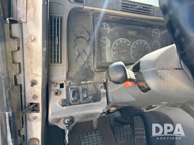 2006-freightliner-day-cab-truck-(gp12099,-unit-802)-image-82