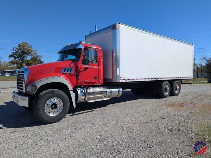 2016-mack-granite-gu713-image-1