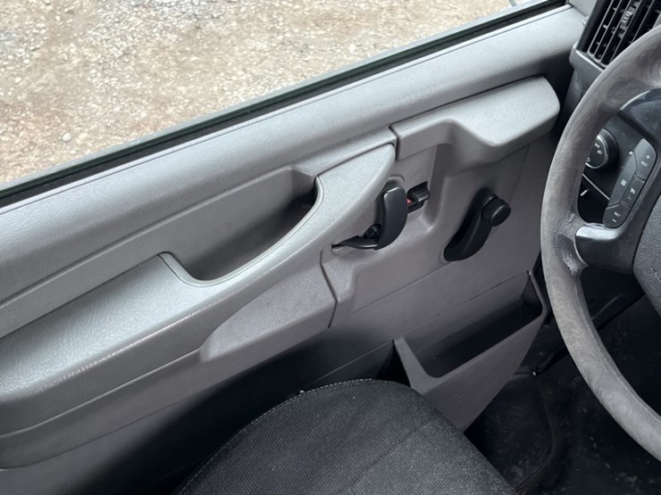 2014-chevrolet-express-paratransit-bus-image-24