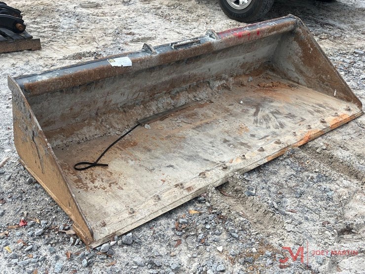 84"-skid-steer-bucket-w/-smooth-bolt-on-cutting-edge-image-1