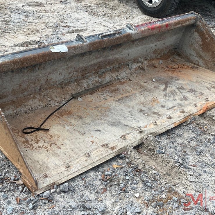 84" SKID STEER BUCKET W/ SMOOTH BOLT-ON CUTTING EDGE