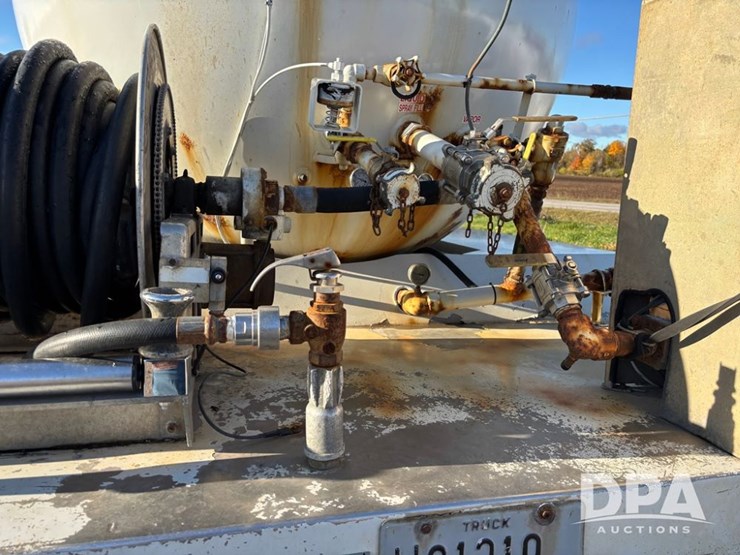 2005-freightliner-business-class-lp-bobtail-truck-(dr12590-unit-6501)-image-39