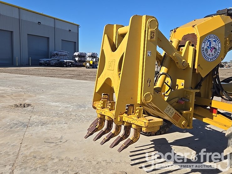 2016-caterpillar-120m2-image-10