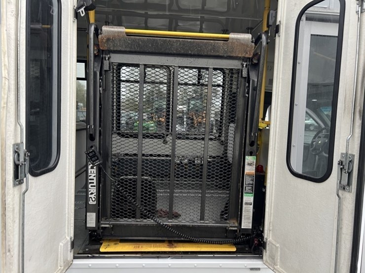 2014-chevrolet-express-paratransit-bus-image-19