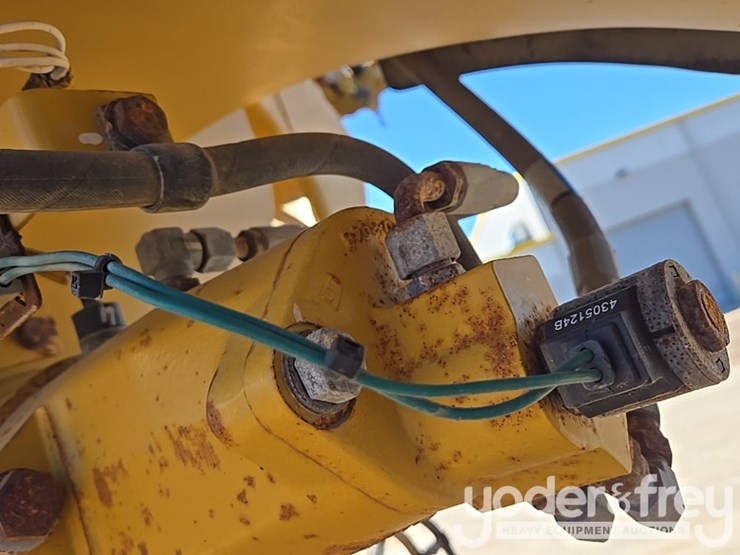 2016-caterpillar-120m2-image-86