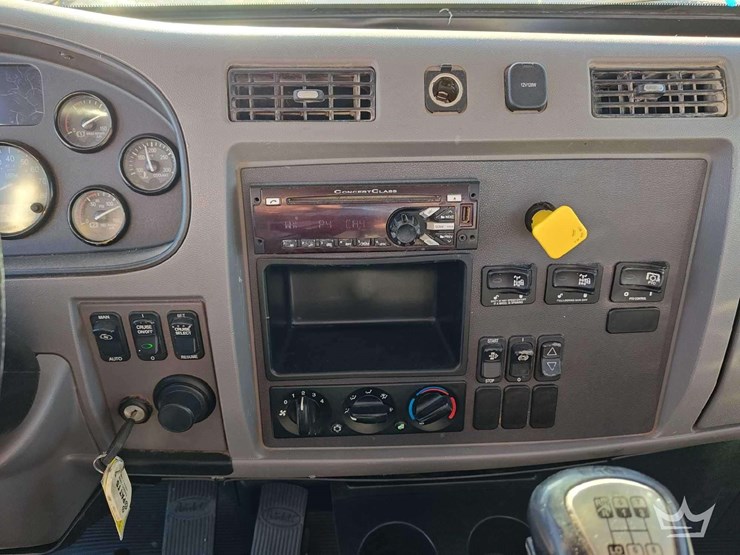 2015-peterbilt-348-image-25