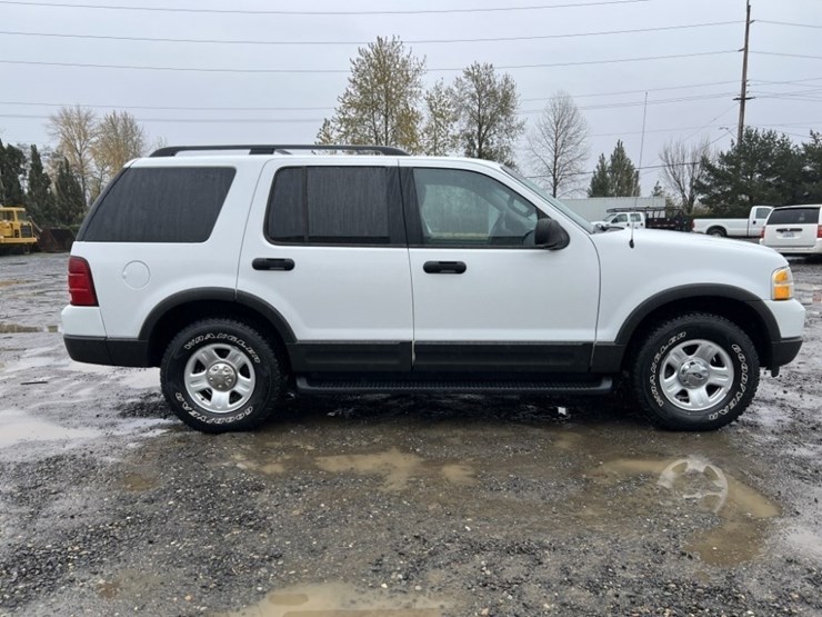 2003-ford-explorer-xlt-image-3